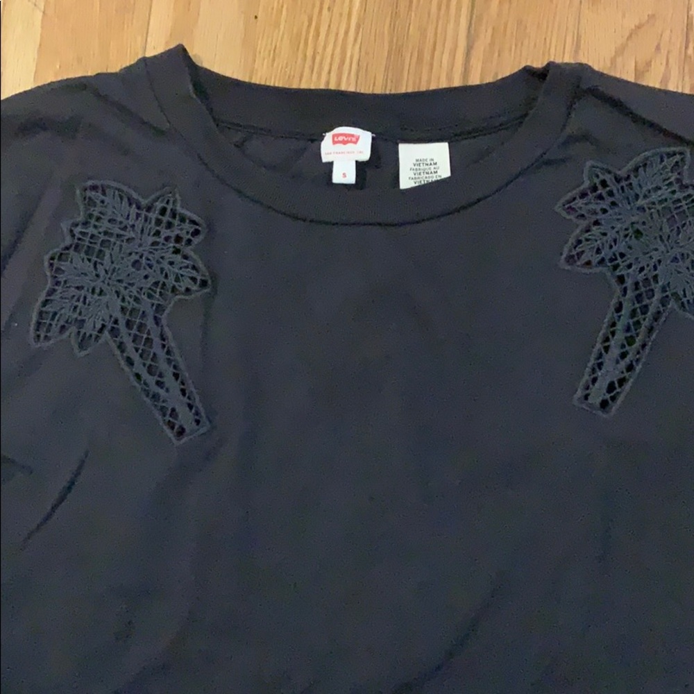 Levi’s black tee